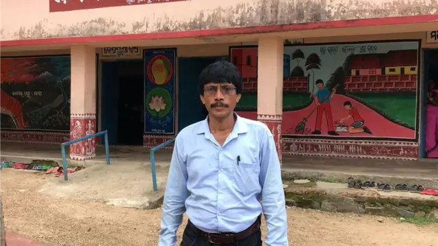 పాఠశాల ప్రధానోపాధ్యాయుడు మనోరంజన్ ముర్మూ