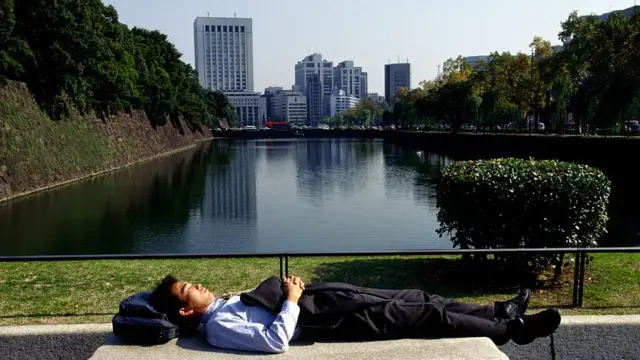 Ouvrier faisant la sieste à Tokyo