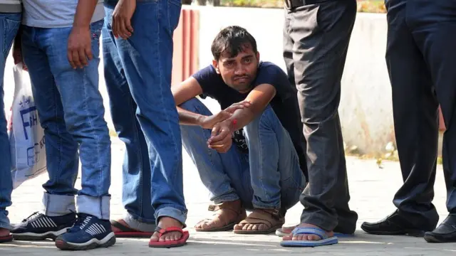 इलाहाबाद में एटीएम के बाहर अपनी बारी के इंतजार में लोग