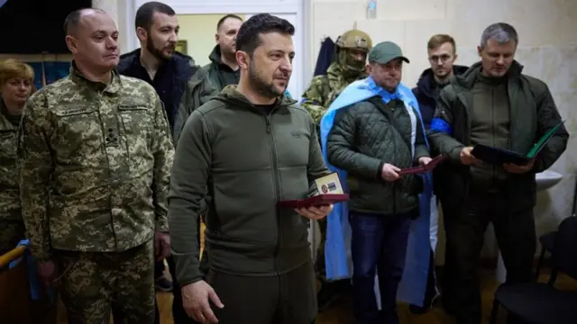 కీయెవ్‌లో రష్యా దాడుల్లో గాయపడిన యుక్రెయిన్ సైనికులను పరామర్శిస్తున్న జెలియెన్‌స్కీ