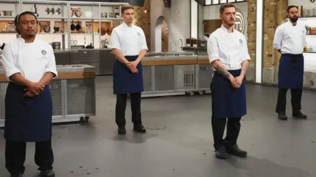 Budiono dan kontestan lain.