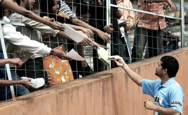 2004 మార్చి 4: వన్డే సిరీస్ కోసం పాకిస్తాన్ పర్యటనకు వెళ్లేందుకు భారత జట్టు కోల్‌కతాలోని ఈడెన్ గార్డెన్స్‌లో సన్నద్ధమవుతోంది. ఆ సమయంలో సచిన్ టెండూల్కర్ అటోగ్రాఫ్ కోసం ఎగబడుతున్న ఆయన అభిమానులు.