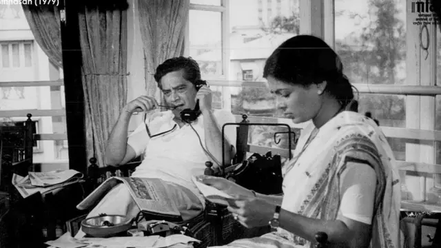 1979 साली आलेल्या सिंहासन या राजकीयपटातील एका दृश्यात श्रीराम लागू आणि रीमा लागू