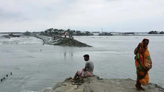 बाङ्गलादेशमा तटीय क्षेत्रमा भएका गाउँहरू डुबानमा परेका छन्