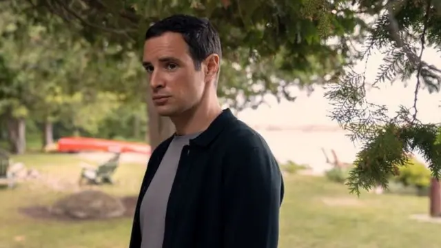 Charlie Carrick en una escena de Alice, Darling