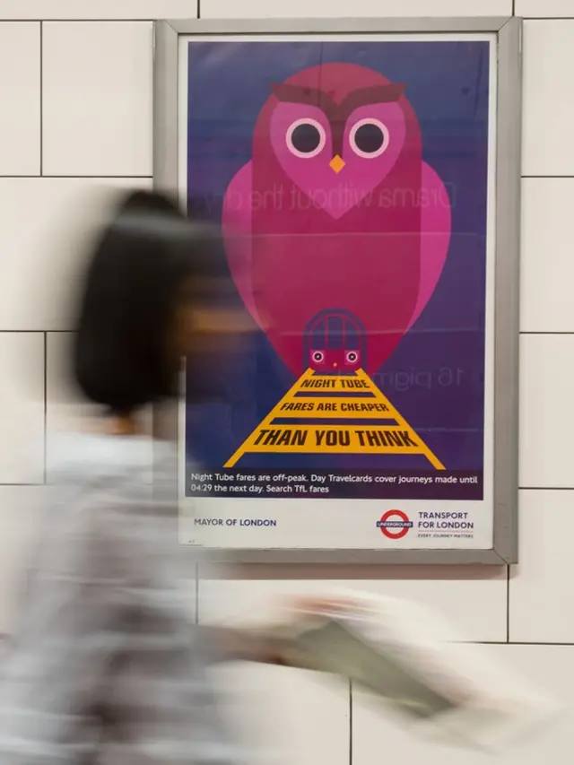 Плакаты с анонсом запуска ночных поездов в лондонской подземке