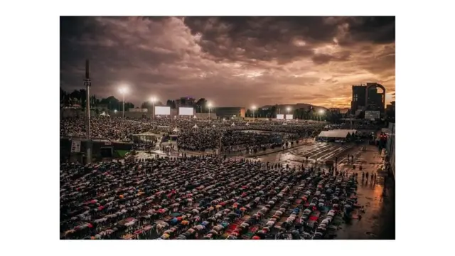 በትናንትናው ዕለት በአዲስ አበባ መስቀል አደባባይ በተካሄደው ታላቁ የጎዳና ላይ ኢፍጣር ስነስርዓት በርካታ ቁጥር ያላቸው ሙስሊሞች ተገኝተው ሲሰግዱ