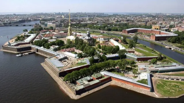 Petrograd Sovyeti'nin askeri karargahı olan Peter ve Pavel Kalesi