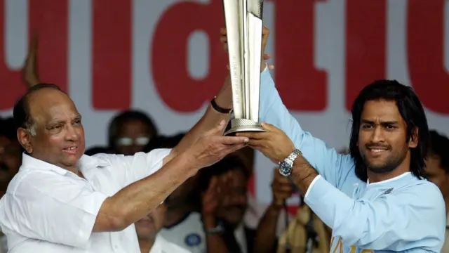 भारताचा माजी कर्णधार धोनीसोबत शरद पवार