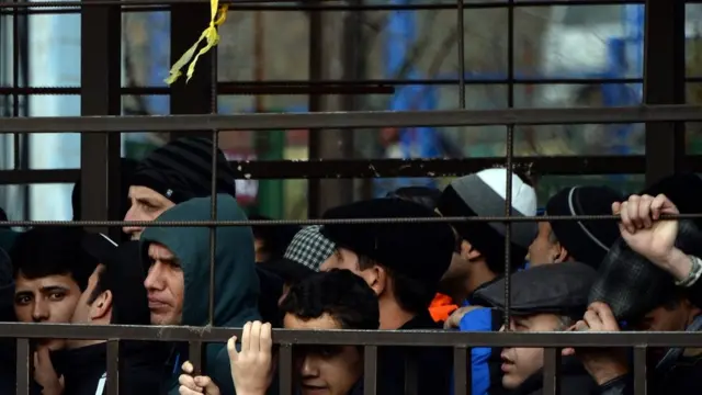 Орусияда 700 миңден бир миллионго чейинки кыргызстандык эмгек мигранттары бар деп айтылып келет.