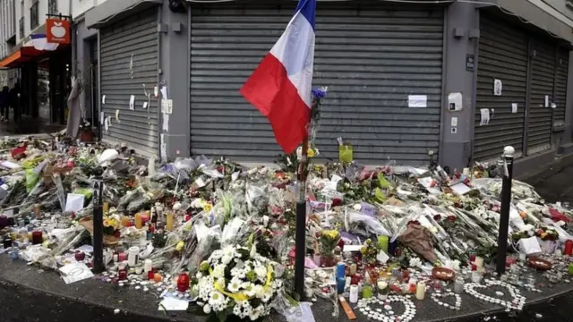 ชาวปารีสวางดอกไม้เพื่อรำลึกถึงผู้เสียชีวิต