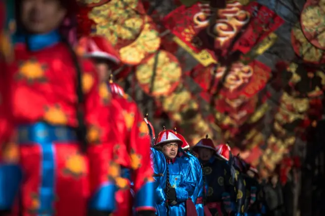 การซ้อมการแสดงมีขึ้นในวันนี้ ในเครื่องแต่งกายสีสันสวยงาม