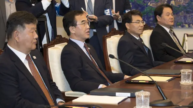 환담 나누는 조명균 통일부 장관