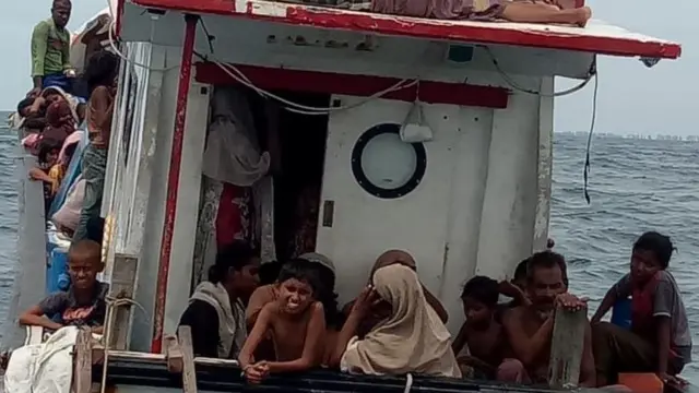 Kapal nelayan Aceh yang membawa warga Rohingya