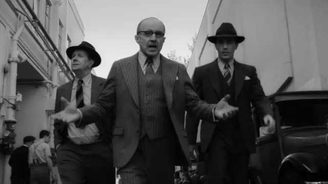 Гэри Олдман, Арлисс Ховард, Том Пелфри в сцене из фильма "Манк"