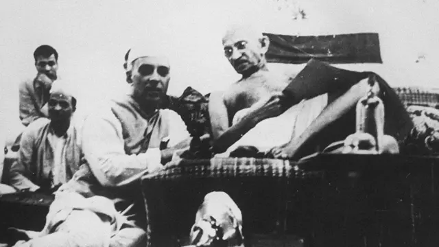 જવાહરલાલ નહેરૂ સાથે મહાત્મા ગાંધી