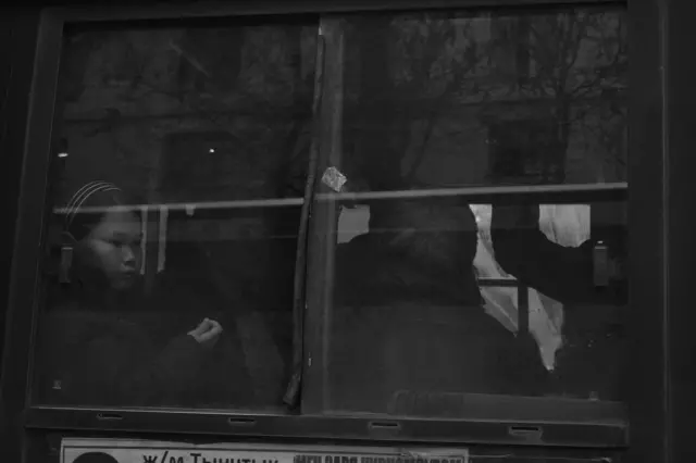 автобустагы окуучу кыз