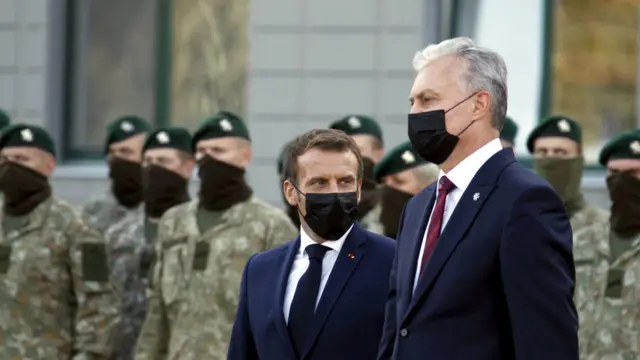 بازدید مکرون و رهبر لیتوانی از نیروهای فرانسوی عضو ناتو در لیتوانی