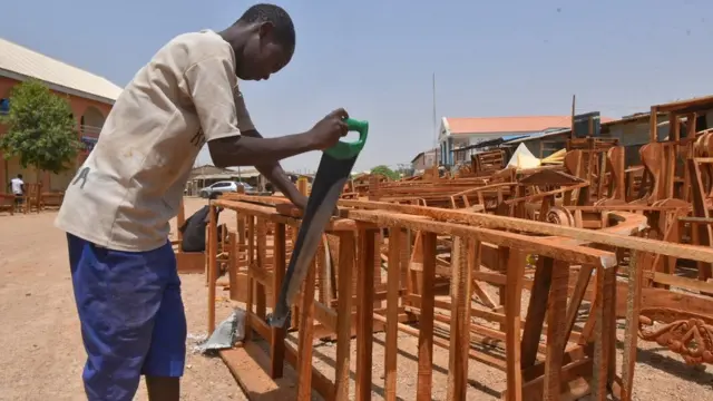 Matsashi na aikinsa na Kafinta da tsakar rana