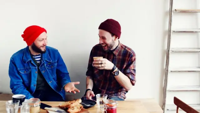 Два чоловіки спілкуються