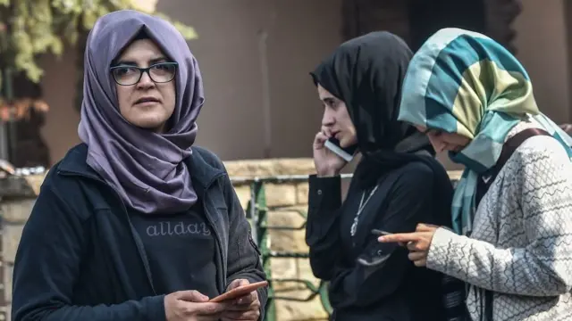 Kaşıkçı'nın nişanlısı Hatice Cengiz (solda)