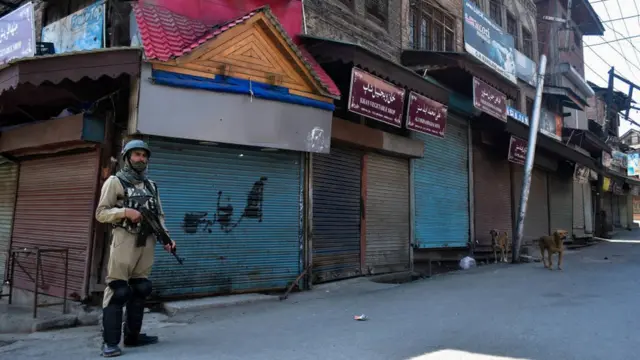 ভারত-শাসিত কাশ্মীর অবরুদ্ধ হয়ে আছে গত প্রায় দেড় মাস ধরে