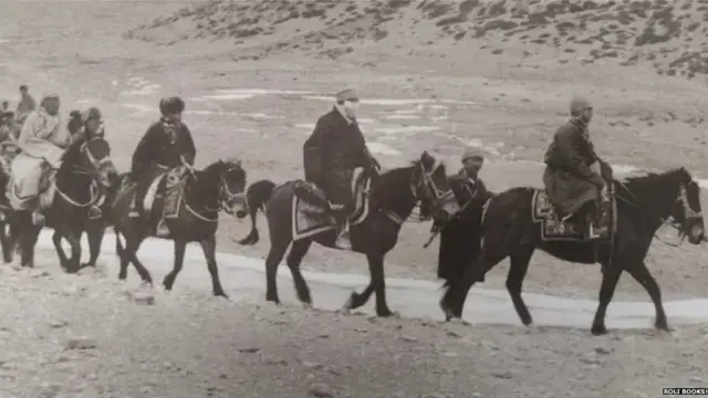तिबेटहून सुटका झाल्यानंतर दलाई लामा