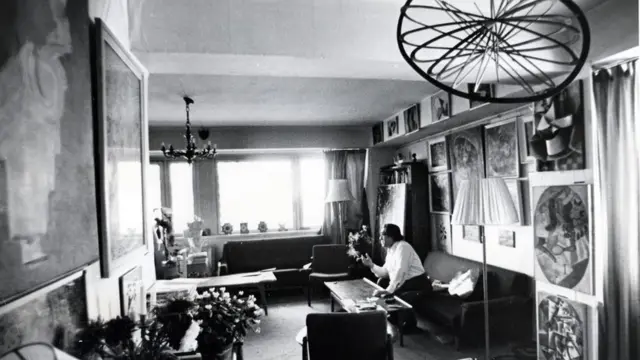 Георгий Костаки в своей московской квартире