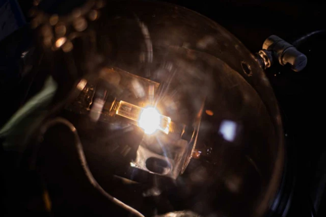 เตาปฏิกรณ์ขนาดเล็กขณะดำเนินกรรมวิธีให้ความร้อนแบบจูล