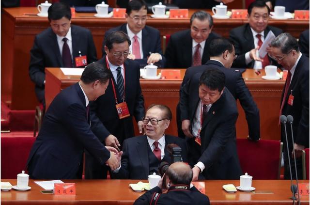 2017年10月18日，在北京人民大会堂举行的中共第十九次代表大会开幕式上，习近平与中国前国家主席江泽民（右）握手。