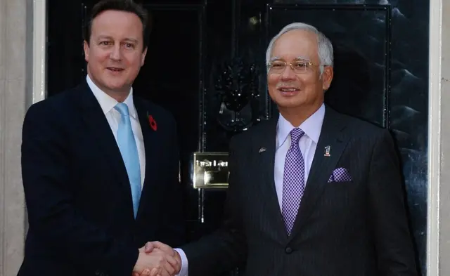 David Cameron menyambut kedatangan Najib Razak di Downing street nomor 10