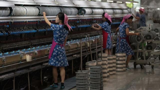 평양의 섬유공장에서 일하는 북한 여성들. 대부분의 북한 여성은 국가가 지정한 일자리의 혜택을 받지 못한다