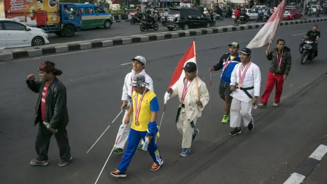 Setelah berjalan kaki selama 11 jam, mereka sempat beristirahat pada Sabtu (4/8) malam di Kantor DPRD Cimahi, Jawa Barat.