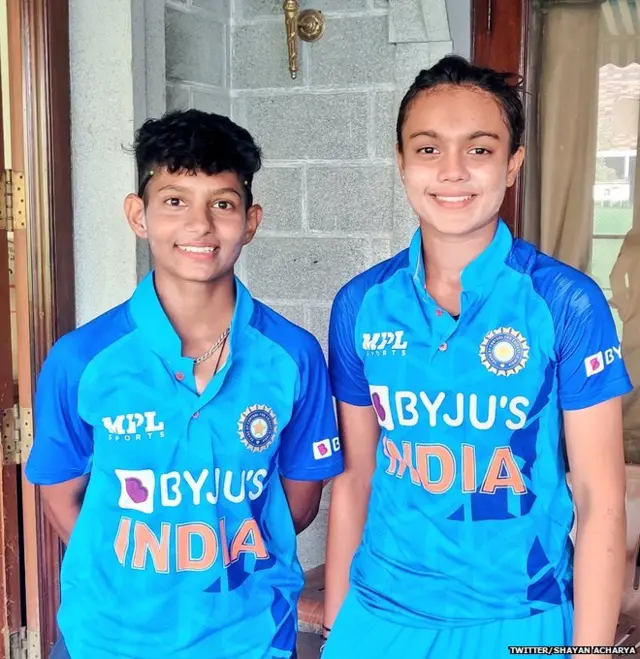 हर्ली गाला के साथ सौम्या तिवारी (बाएँ)