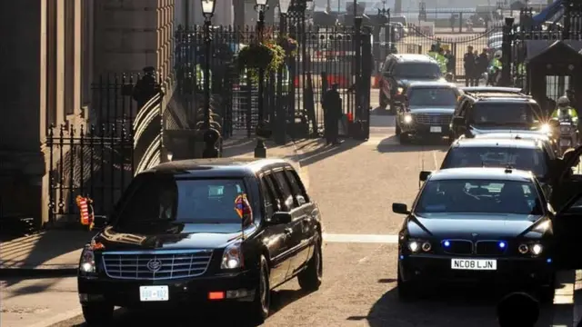 차량에는 수행단 차량, 경호팀 차량 등이 포함되며 출발 후 최종 목적지 도착까지 잠시도 멈추지 않는 것을 기본 원칙으로 한다