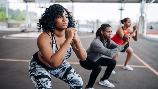 Pessoas praticando exercício