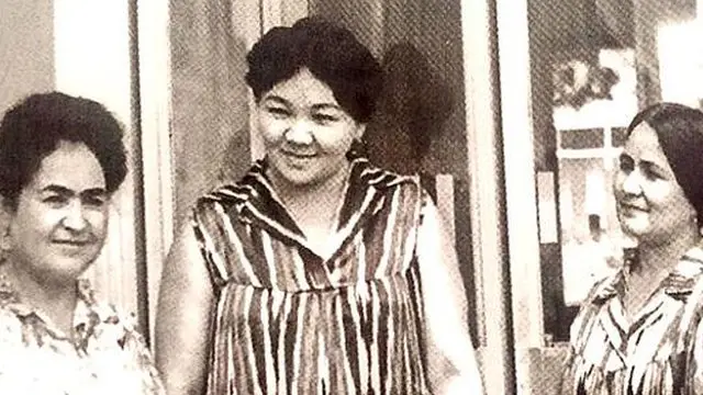 Шоира Ҳалима Худойбердиева (ўртада) касбдошлари даврасида