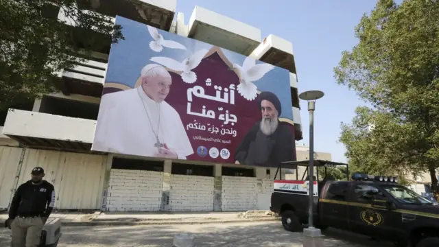 Foto do Papa com o aiatolá Ali al Sistani.