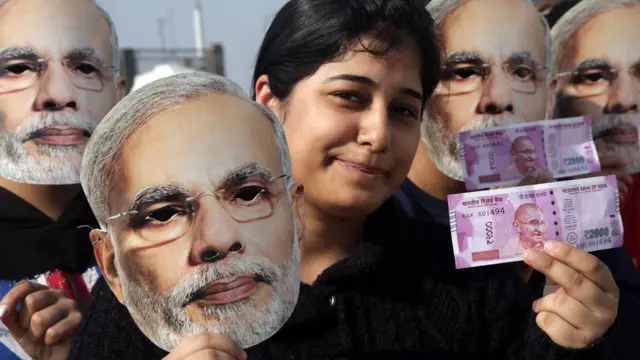 दो हज़ार रुपए के नए नोटों के साथ एक युवती.