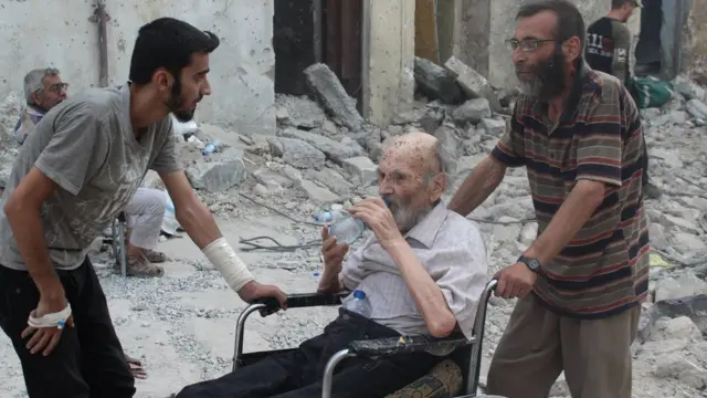 مدني يشرب المياه