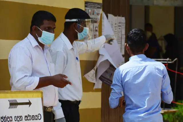 சுகாதார கட்டுப்பாடுகளுடன் நடக்கிறது