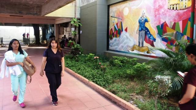 Estudantes caminham na Universidadejogo dice na blazeZulia, na Venezuela