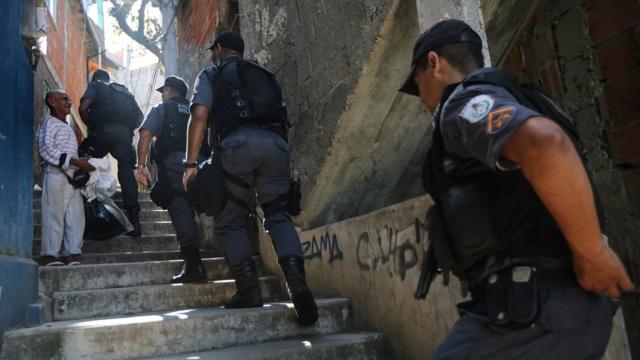 Policiais sobem morro em favela carioca