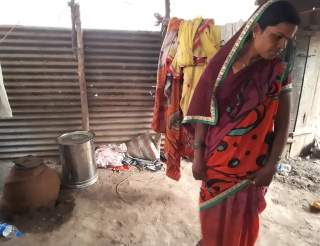 जसं लग्न होऊन या गावात आली तसं मी डोक्यावरून पाणी वाहून आणते, असं मंगलताई सांगतात.