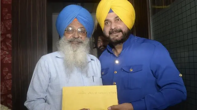 ਅਕਾਲ ਤਖ਼ਤ ਵਿਖੇ ਮੈਮੋਰੈਂਡਮ ਸੌਂਪਦੇ ਹੋਏ ਨਵਜੋਤ ਸਿੰਘ ਸਿੱਧੂ