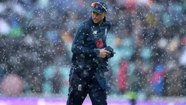 جو روٹ اوول میں بارش ہوجانے سے واپس جا رہے ہیں