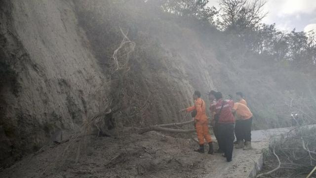 Longsor dan batu yang berjatuhan serta kabut masih menghambat upaya penyelamatan, kata salah satu anggota tim.