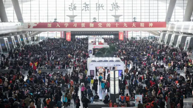 हाङझु इस्ट रेलवे ट्रेन स्टेशनमा घर फर्कन चाहनेको भिड