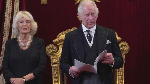 El rey Carlos III y Camila, la reina consorte, durante la histórica ceremonia de proclamación en el Palacio de St. James.