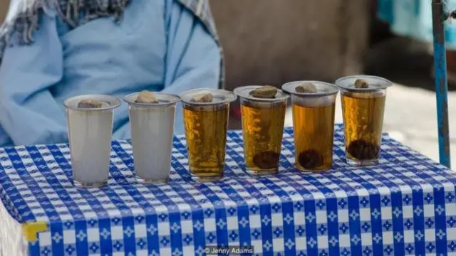 Setelah pemberkatan, orang-orang menuang bir pada mobil untuk menghilangkan dahaga Pachamama, atau Ibu Bumi.